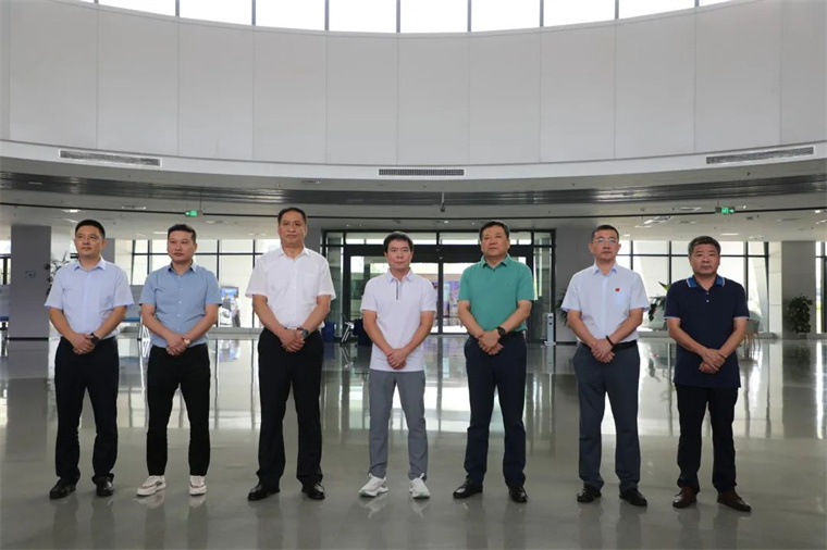 熊猫体育官网体育陪同舒华体育来滨考察体育产业发展情况