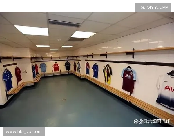 足球球队花絮：更衣室趣事与训练日常引球迷关注