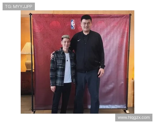 姚明家里的豪车堆一排，跟他球场上的霸气完全两回事啊